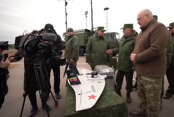 Александр Лукашенко во время осмотра образцов белорусских беспилотников