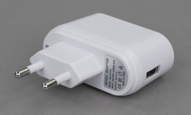 Зарядное устройство iRu M506 Зарядное устройство iRu M506