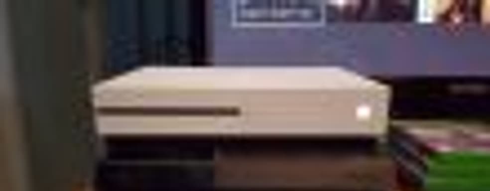 Сравнение размеров Xbox One S и PlayStation 4