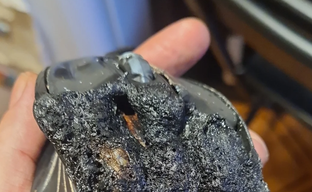 Доигрался: мышка геймера загорелась, прожгла стол и чуть не спалила всю квартиру