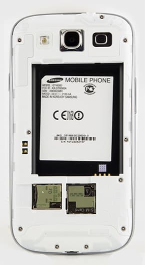 Открытый аккумуляторный отсек Обзор Samsung Galaxy S 3. Открытый аккумуляторный отсек