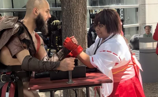 Косплеер Кратоса сломал руку посетителю FanimeCon 2023, когда мерился с ним силой