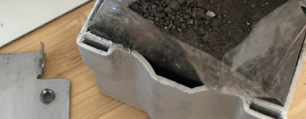 В дешёвый блок питания засыпали землю и железную стружку для набора веса