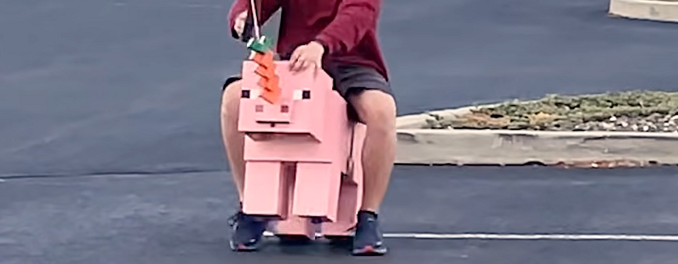 Блогер смастерил ездовую свинью из Minecraft и разогнался до 32 километров в час