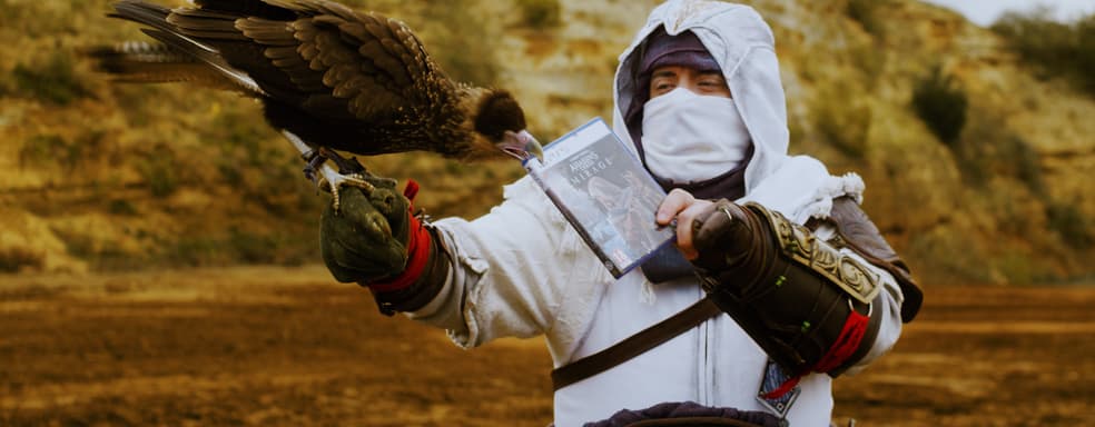 Ubisoft ради пиара запихнула копию Assassin's Creed Mirage в клюв птице