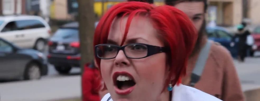 На мероприятии Tencent девушки снимали крышки с бутылок, зажатых между ног у мужчин