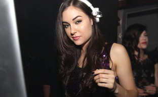 Популярная актриса и стример Саша Грей распаковала коллекционное издание Cyberpunk 2077