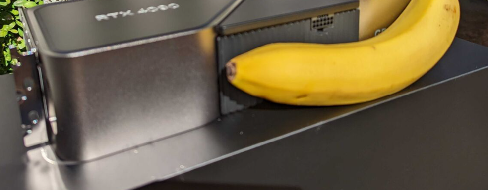 Здоровую NVIDIA GeForce RTX 4090 сравнивают с разнообразными предметами: банан, Xbox и видеокарта Intel Arc
