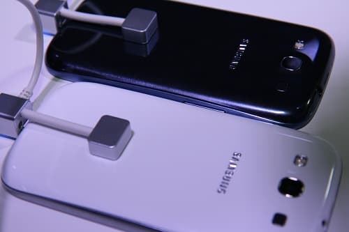 Смартфон доступен в белом цвете, позднее появятся модели цвета морской гальки