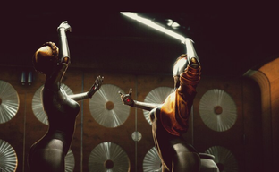 Авторы Atomic Heart поздравили игроков со 2-ой годовщиной и выпустили в честь праздника промо-арт с «пышкой»