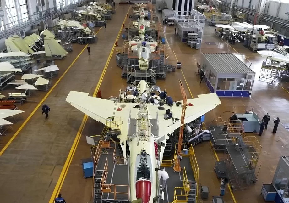 Кадры производства самолёта Су-57 в Хабаровском крае