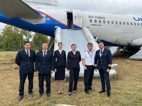 Экипаж Airbus A320, севшего в поле под Новосибирском