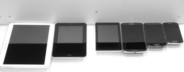 Отражение белой планки в выключенных дисплеях нескольких устройств