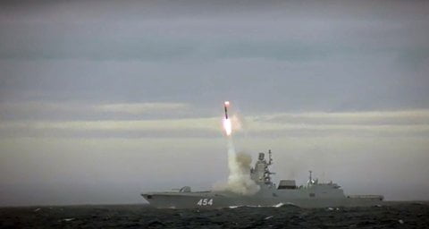 Запуск «Циркона» с фрегата «Адмирал Флота Советского Союза Горшков» из акватории Баренцева моря по морской мишени в Белом море