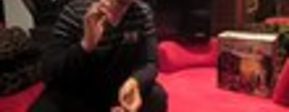 Ice-T распаковывает Gears of War 3 Xbox 360 бандл и Lancer