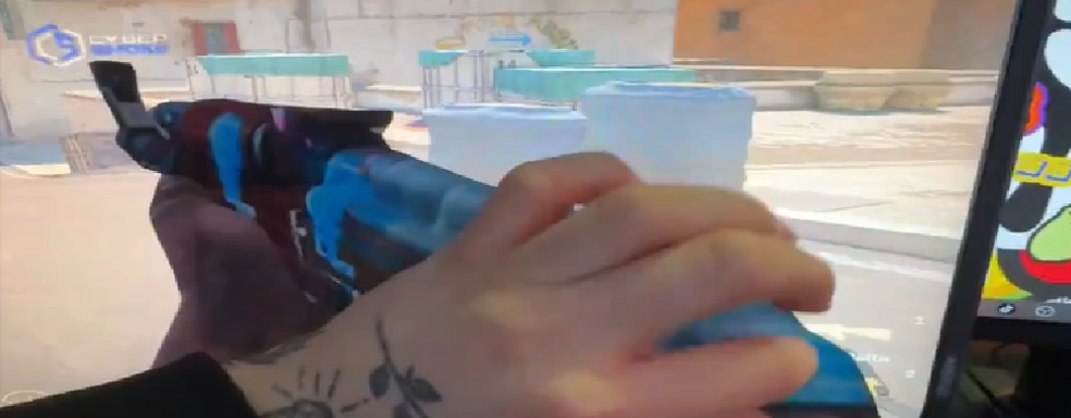 Фанат Counter-Strike 2 представил бюджетный скин AK-47 Blue Gem — он наклеил на монитор самодельный и показал геймплей