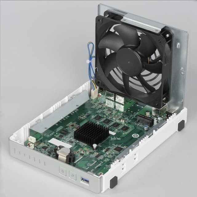 Конструкция QNAP D4 Конструкция QNAP D4