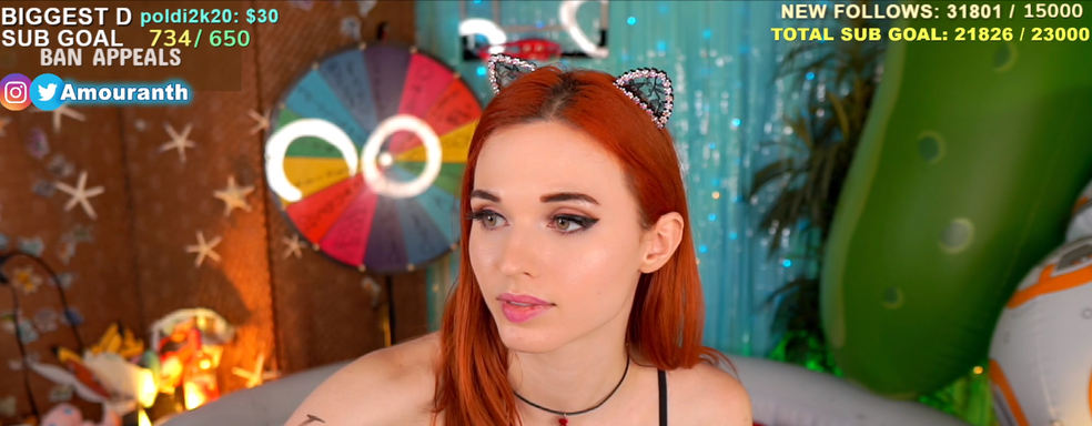 Twitch атаковал полуголых девушек в надувных бассейнах. Стримершу Amouranth лишили источника дохода