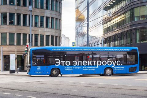 На всех электробусах столицы за это время совершили уже более 400 млн поездок. Число их будет расти: в прошлом году КамАЗ заключил контракт о поставке тысячи новых электробусов в Москву. В ближайшие годы их число достигнет более чем двух тысяч