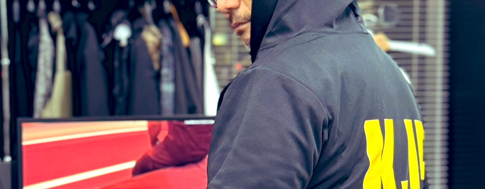 У Хидео Кодзимы так сильно болит спина, что он работает стоя. Фанаты пожалели разработчика и придумали прозвище в стиле Death Stranding