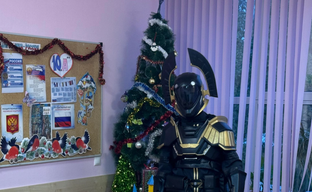 Российский школьник показал новогодний косплей адского десантника из Helldivers 2