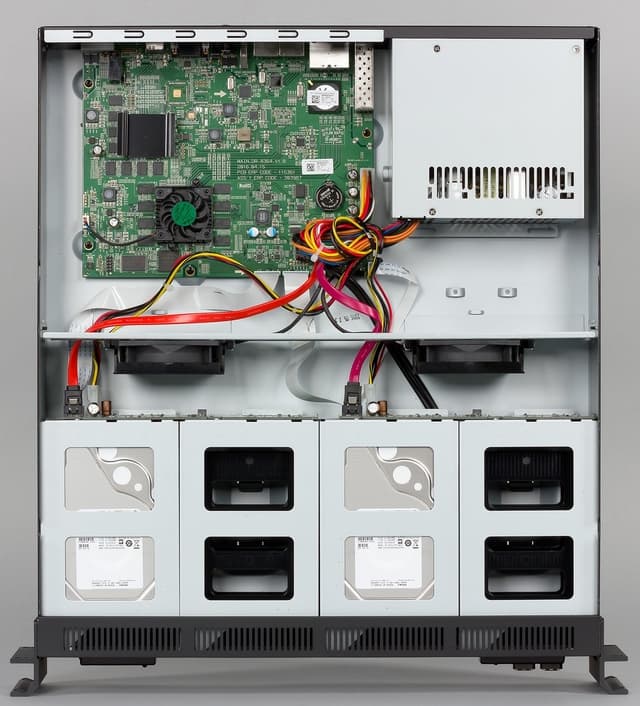 Конструкция видеорегистратора Idis DR-8364