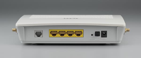 Интернет-центр ZyXEL P660HN EE: Разъемы Интернет-центр ZyXEL P660HN EE: Разъемы