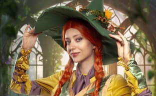 Модель показала косплей профессора травологии Мирабель Чесноук из Hogwarts Legacy