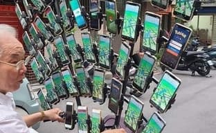 70-летний фанат Pokemon GO установил на велосипеде 64 смартфона