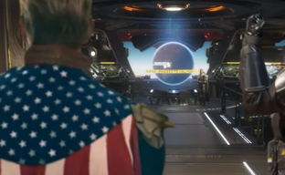 Patriota de "The Boys" se fue a llevar la democracia a Helldivers 2