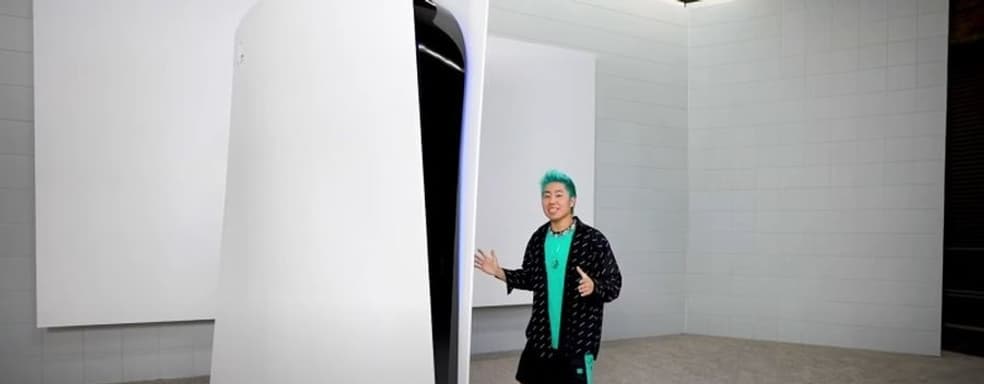 Трёхметровая PS5 за 70 000 долларов. Видеоблогер раскрасил огромную рабочую копию консоли