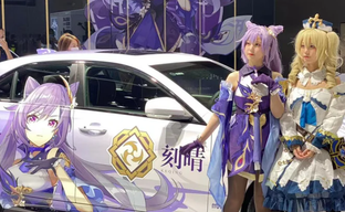 Фото автомобилей Cadillac с персонажами Genshin Impact