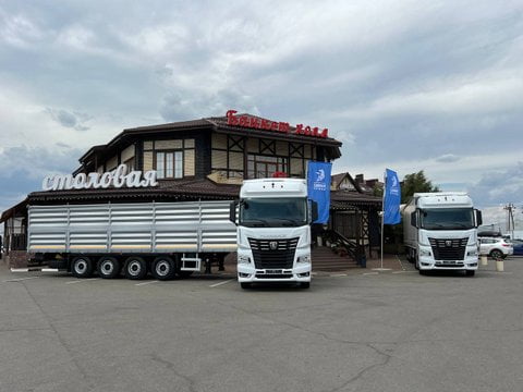 КАМАЗ с прицепом для зерновых культур