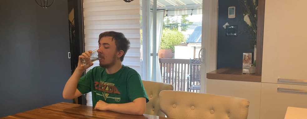 В Steam появится «самый странный эксперимент». Разработчик пьёт воду за каждую проданную игру