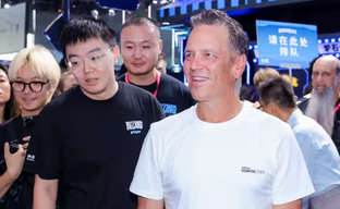Фил Спенсер поиграл на «пиратской Windows»? Геймеры заметили его на ChinaJoy 2025