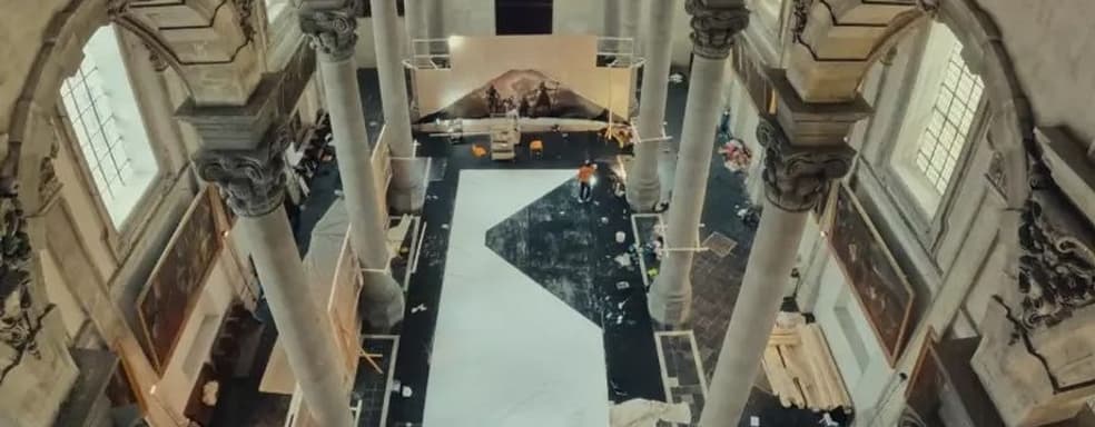 Blizzard вспомнила события, предшествовавшие появлению Diablo 4. Портреты игроков нарисованы на стенах часовни