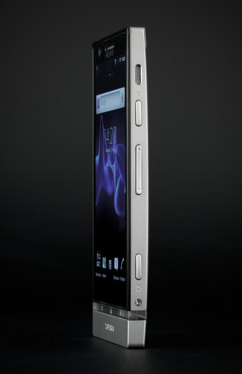 Sony Xperia P — правая грань Sony Xperia P — правая грань