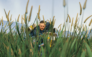 Блогер буквально прошёл Death Stranding, подключив к себе датчик и отправившись в пешее путешествие с реальным ребёнком