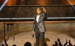 Комика Дэйва Шаппелла обвинили в трансфобии. Босс Netflix в его защиту приводит в пример жестокие видеоигры