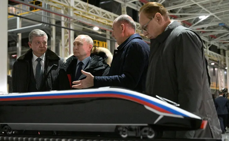 Путину показывают модель поезда для ВСМ