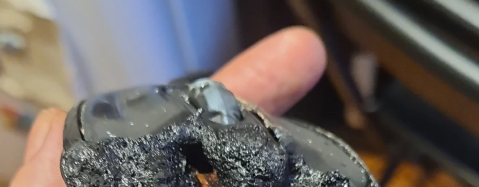 Доигрался: мышка геймера загорелась, прожгла стол и чуть не спалила всю квартиру