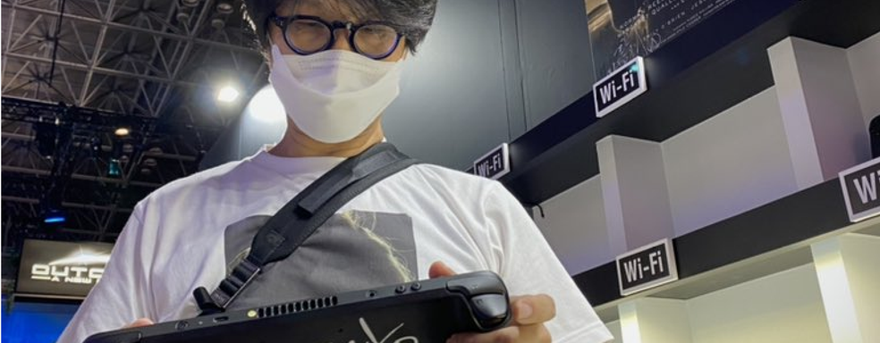 Хидео Кодзима подержал маленький Steam Deck, а Valve показала огромный и док-станцию. Фото с Tokyo Game Show 2022
