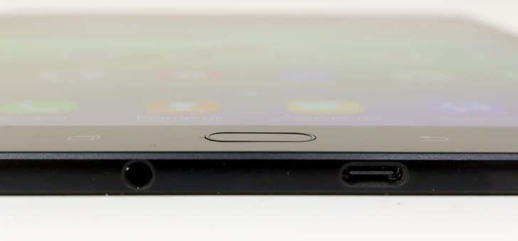 Samsung Galaxy Tab S3. Вид на разъем зарядки вблизи