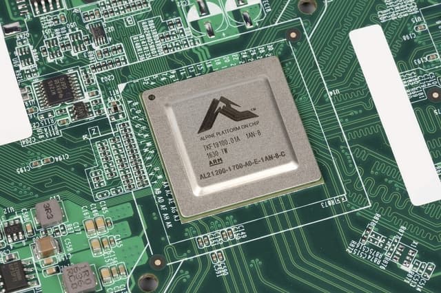 Конструкция QNAP D4 Конструкция QNAP D4