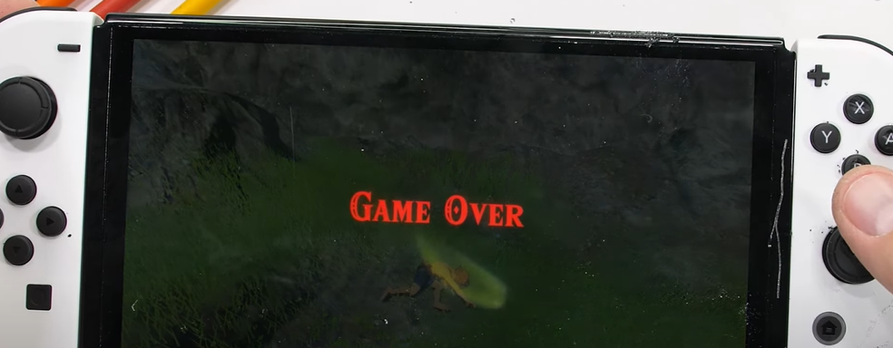 Nintendo Switch OLED протестировали на прочность. Нож и монетка против портативной консоли