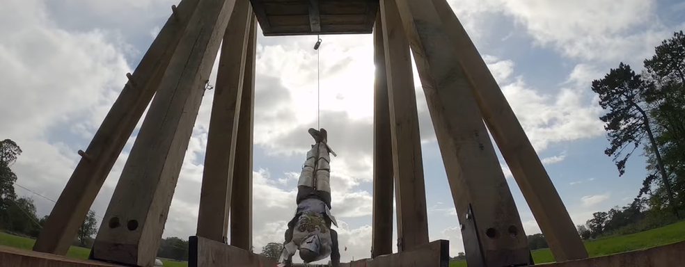 Овцой и рыцарем выстрелили из настоящего требушета в честь релиза Age of Empires 4