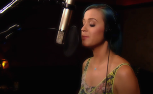 Спустя 13 лет Кэти Перри вновь спела Last Friday Night на симлише