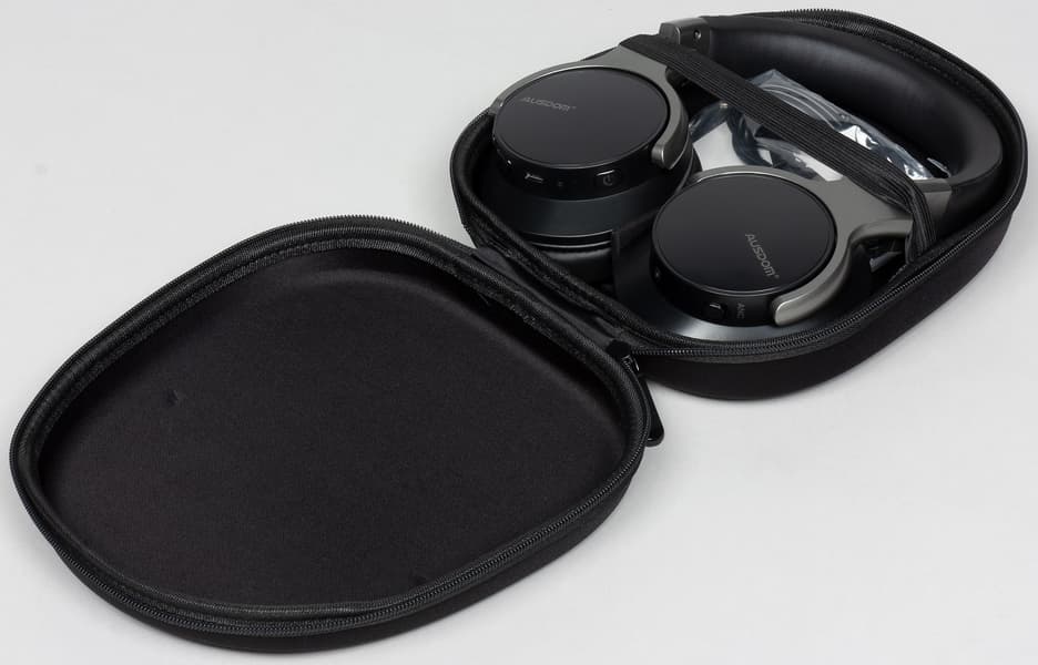 Наушники в кейсе