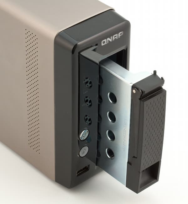 Внешний вид сетевого накопителя QNAP TS-119P+ Внешний вид сетевого накопителя QNAP TS-119P+