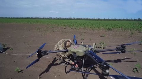 Военнослужащий готовит БПЛА «Перун» к запуску